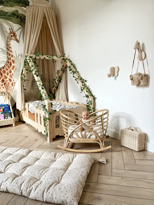 Rotan poppenschommelwiegje in kinderkamer, My Little Elephant